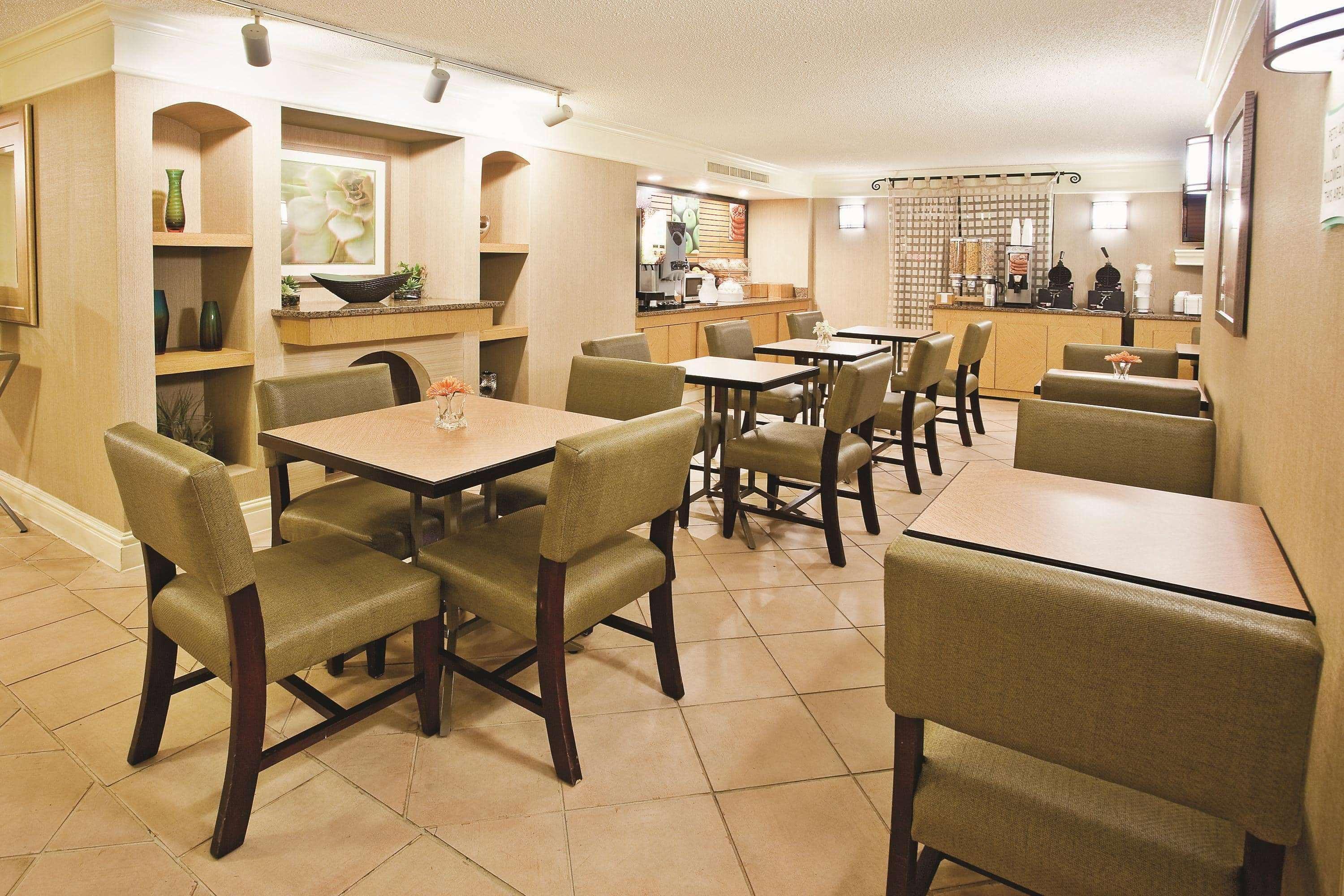 โฮเวิร์ด จอห์นสัน บาย วินด์แฮม โคลัมบัส ฟอร์ต เบนนิง Hotel ภายนอก รูปภาพ