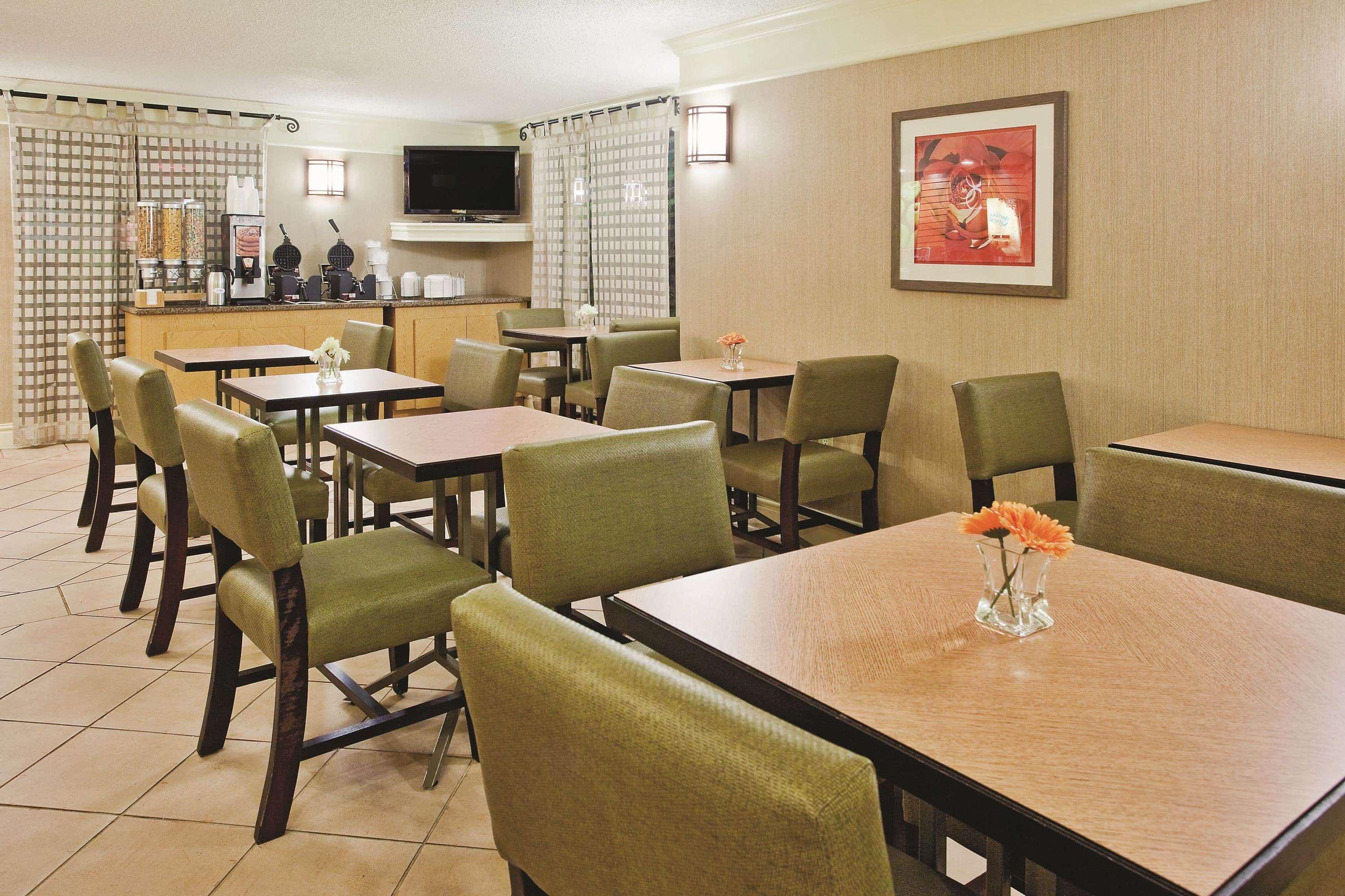 โฮเวิร์ด จอห์นสัน บาย วินด์แฮม โคลัมบัส ฟอร์ต เบนนิง Hotel ภายนอก รูปภาพ