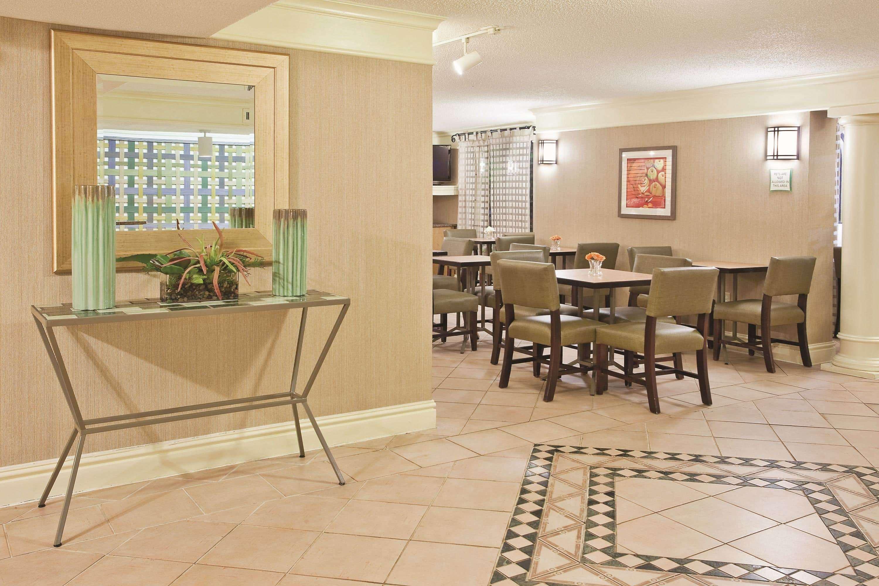 โฮเวิร์ด จอห์นสัน บาย วินด์แฮม โคลัมบัส ฟอร์ต เบนนิง Hotel ภายนอก รูปภาพ